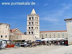 Der Markt vor der St.Donatus Kirche